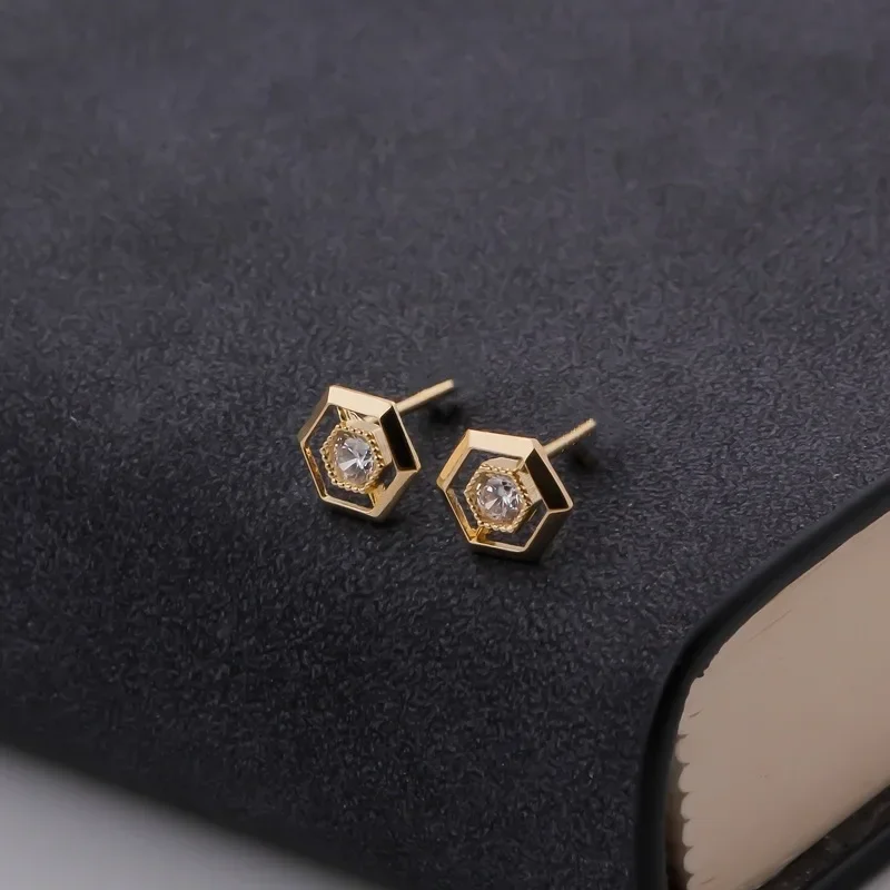 ITSMOS 925 Sterling Silver 14K Gold-Plated Earrings Simple Diamond Stud Earrings Facet Elegant Earrings Gift for Women
ITSMOS 925 Sterling Silver 14K Gold-Plated Earrings Simple Diamond Stud Earrings Facet Elegant Earrings Gift for Women