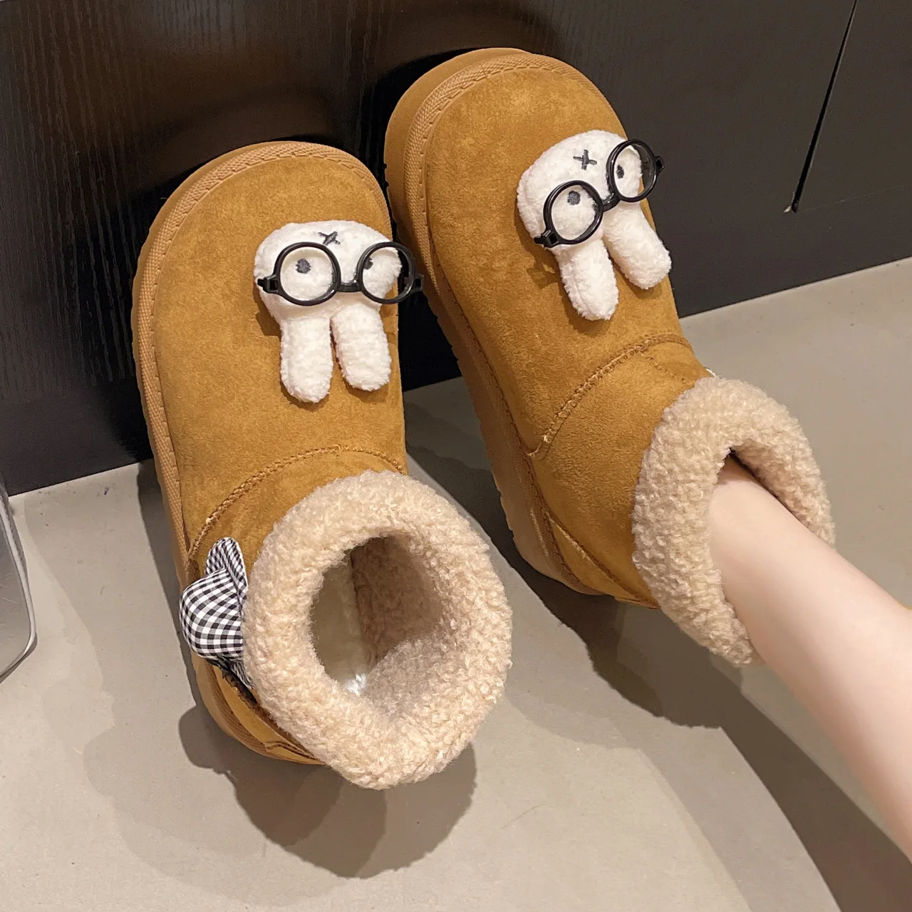 Winter Thickened Snow Boots Women's 2025 Winter New Non-slip Thick-soled Warm Versatile Short Fashion Cotton Shoes
Winter Thickened Snow Boots Women's 2025 Winter New Non-slip Thick-soled Warm Versatile Short Fashion Cotton Shoes
