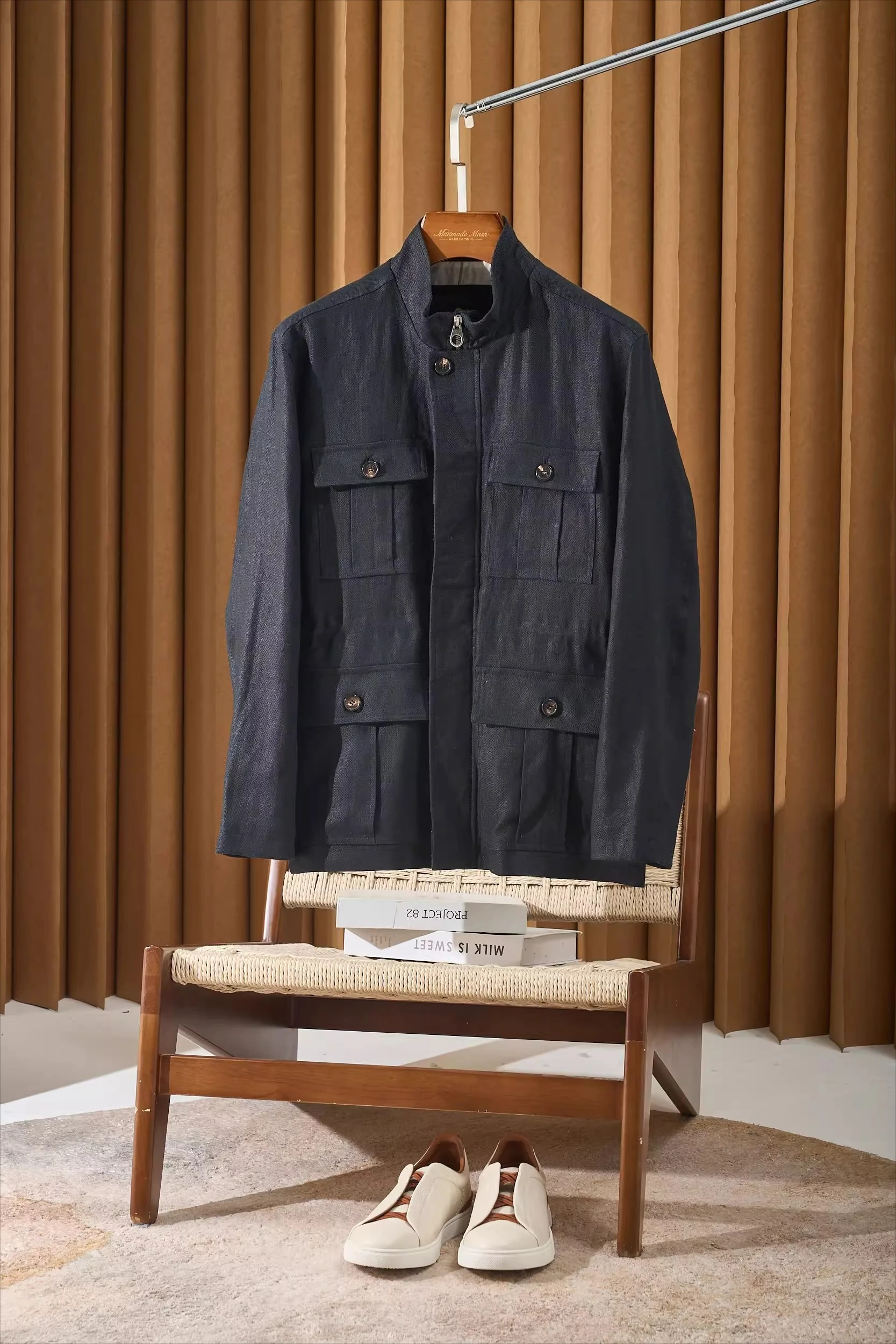 LP Итальянская 25aw 100% льняная охотничья куртка среднего и длинного цвета с воротником-стойкой
LP Итальянская 25aw 100% льняная охотничья куртка среднего и длинного цвета с воротником-стойкой