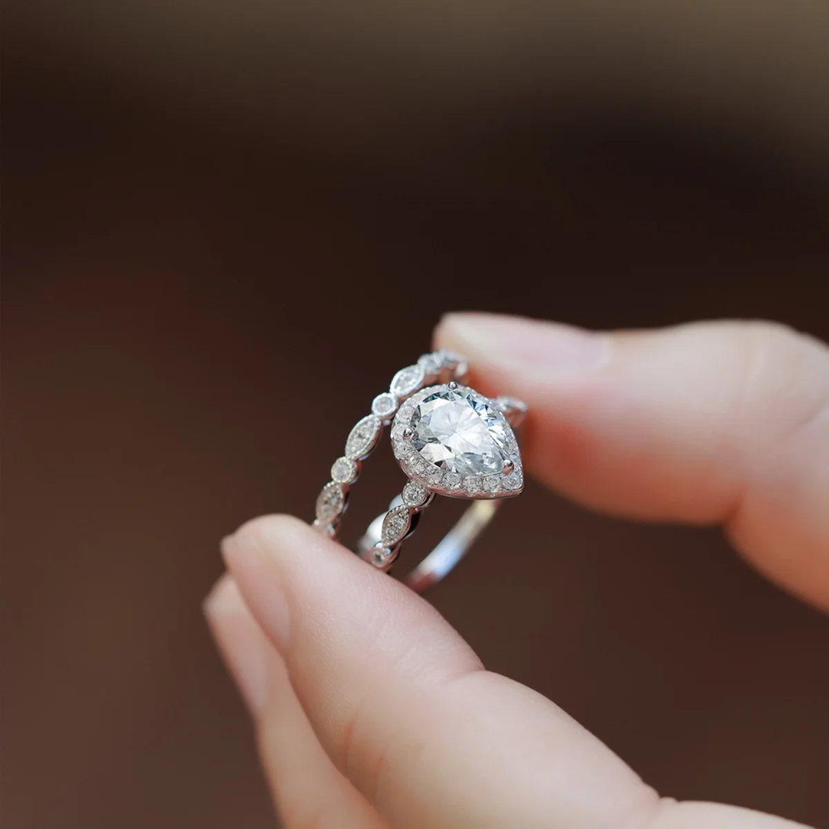 ALLNOEL Pear Cut 2ct 925 Sterling Silver VVS1 D Color Moissanite Bridal Ring Set for Woman Eternity Band Wedding Gift Certified 
ALLNOEL Pear Cut 2ct 925 Sterling Silver VVS1 D Color Moissanite Bridal Ring Set for Woman Eternity Band Wedding Gift Certified