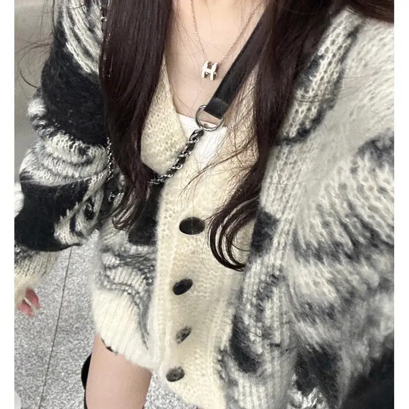 New Design Japanese Versatile Color Contrasting Knitted Cardigan Women's Gentle Style Soft Glutinous Temperament Sweater Top
New Design Japanese Versatile Color Contrasting Knitted Cardigan Women's Gentle Style Soft Glutinous Temperament Sweater Top