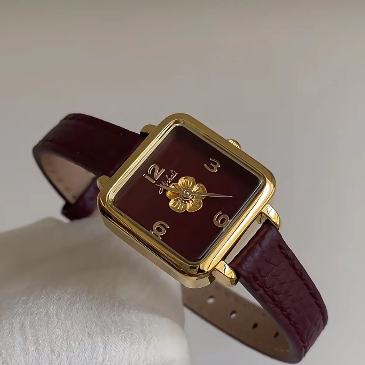 2025 New Quartz Women's Watch Encore Red Square Disc Camellia Element Genuine Leather Retro Fashion Watch
2025 New Quartz Women's Watch Encore Red Square Disc Camellia Element Genuine Leather Retro Fashion Watch
