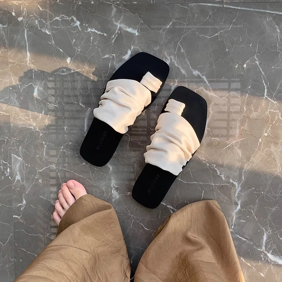 Новый чехол из натуральной кожи с квадратным носком со сложенным носком и тапочками с зажимом на плоской подошве для женской уличной одежды.
Новый чехол из натуральной кожи с квадратным носком со сложенным носком и тапочками с зажимом на плоской подошве для женской уличной одежды.