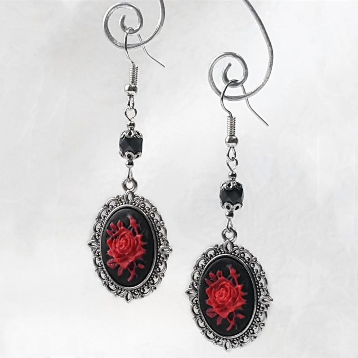 Vintage Water Drop Carved Rose Pendant Earrings Gothic Thorny Hollowed-out Lace Flower Ear Hooks Women Girls Jewelry Accessory
Vintage Water Drop Carved Rose Pendant Earrings Gothic Thorny Hollowed-out Lace Flower Ear Hooks Women Girls Jewelry Accessory