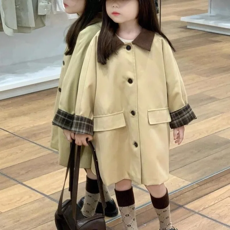 Осенний стильный плащ для девочек 2025 года с клетчатым дизайном, ветровка в корейском стиле для детей, пальто средней длины с воротником
Осенний стильный плащ для девочек 2025 года с клетчатым дизайном, ветровка в корейском стиле для детей, пальто средней длины с воротником