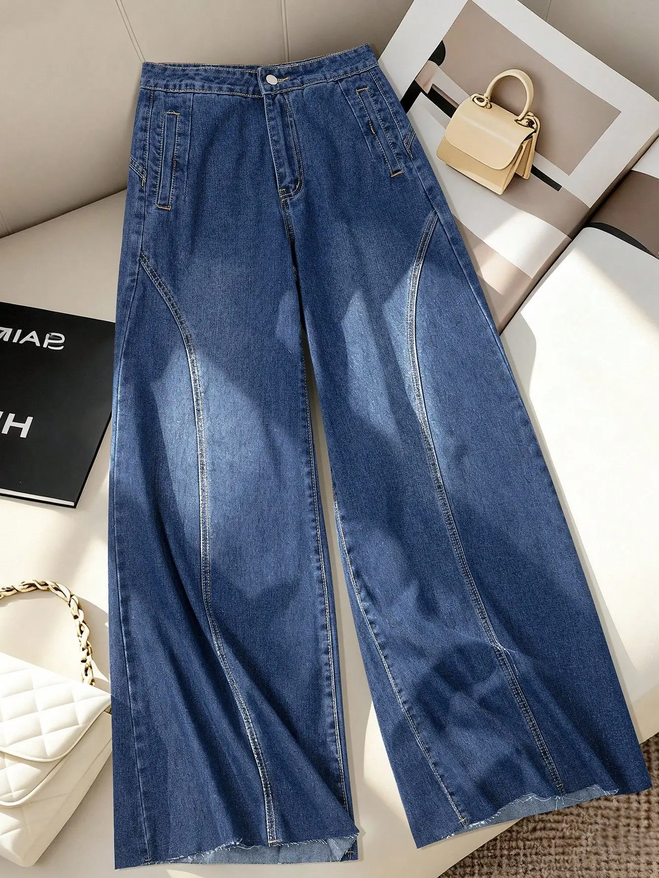 Женские джинсы свободного кроя с широкими штанинами, необработанным краем и косыми карманами
Женские джинсы свободного кроя с широкими штанинами, необработанным краем и косыми карманами