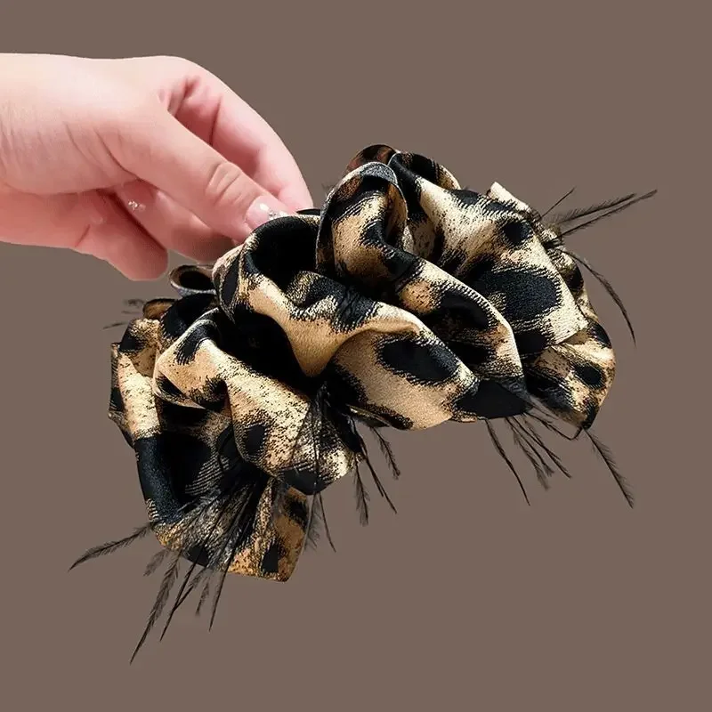 Retro Leopard Print Bow Hair Claw Feather Hair Clips for Women High-end Elegant Fashion Shark Clip Headband Hair Accessories
Retro Leopard Print Bow Hair Claw Feather Hair Clips for Women High-end Elegant Fashion Shark Clip Headband Hair Accessories