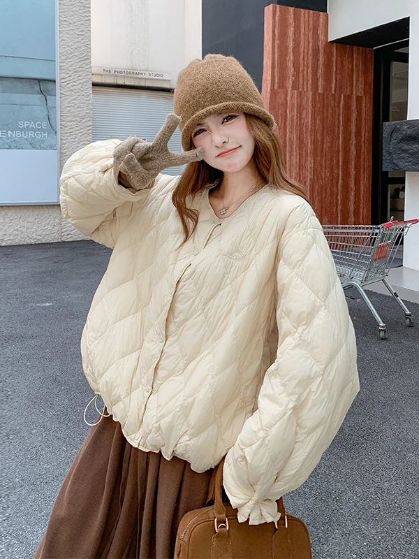 Легкое женское пуховое пальто с ромбовидным узором, модное, омолаживающее, теплое, белое, из утиного пуха, корейский свободный крой
Легкое женское пуховое пальто с ромбовидным узором, модное, омолаживающее, теплое, белое, из утиного пуха, корейский свободный крой