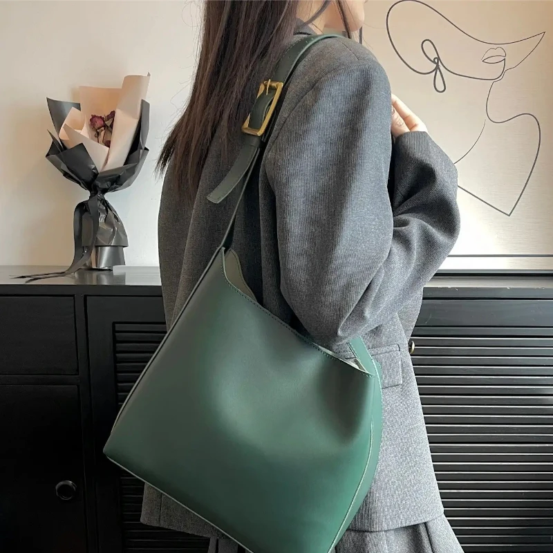 New Fashion Versatile Bucket Large Capacity Simple Leisure Bag Women Soft Collapse Shoulder Messenger Bag
New Fashion Versatile Bucket Large Capacity Simple Leisure Bag Women Soft Collapse Shoulder Messenger Bag