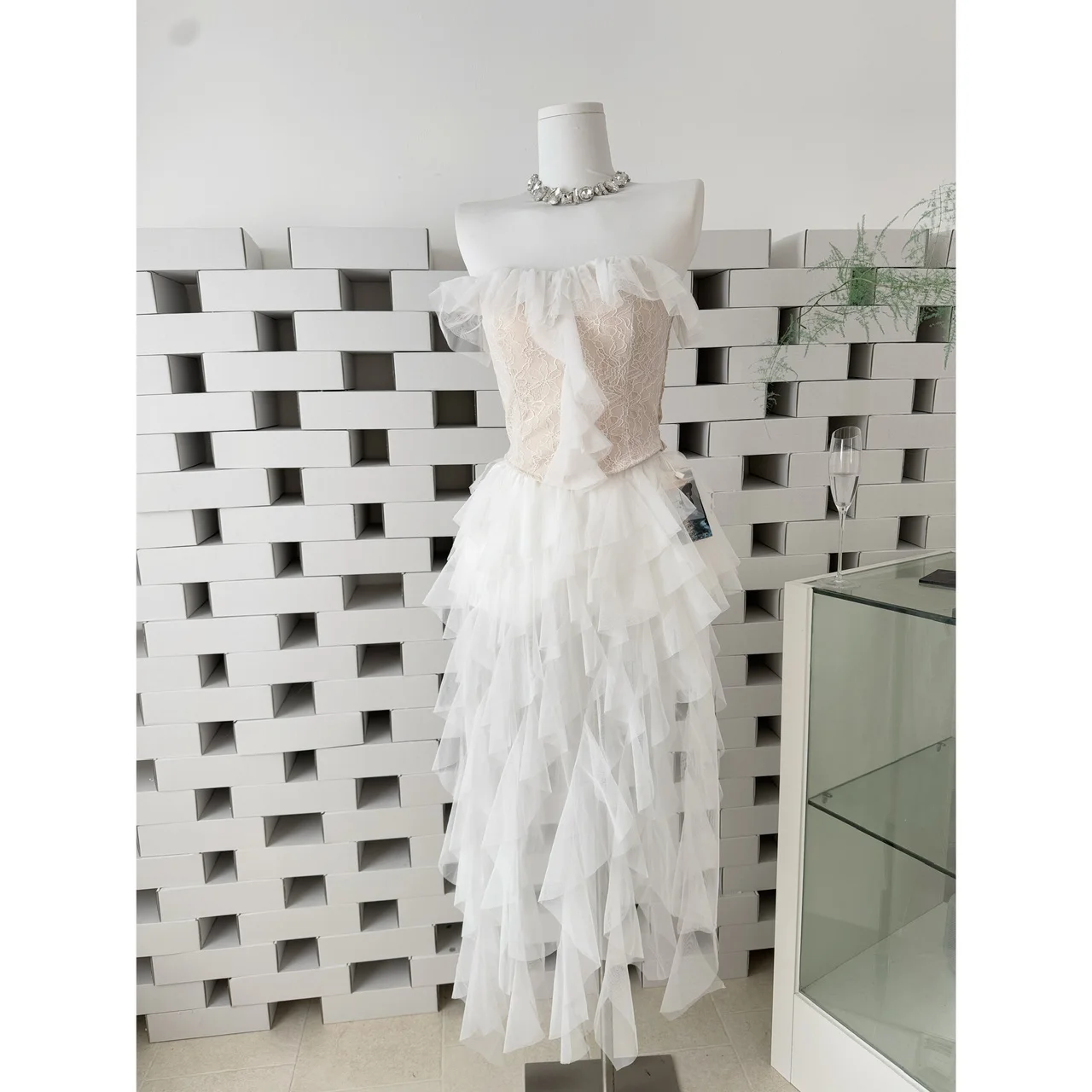 Women's Spring Summer Tulle Patchwork Two Pieces Skirt Set Lady Strapless Lace Slim Short Tube Top + Irregular Tulle Long Skirt
Women's Spring Summer Tulle Patchwork Two Pieces Skirt Set Lady Strapless Lace Slim Short Tube Top + Irregular Tulle Long Skirt