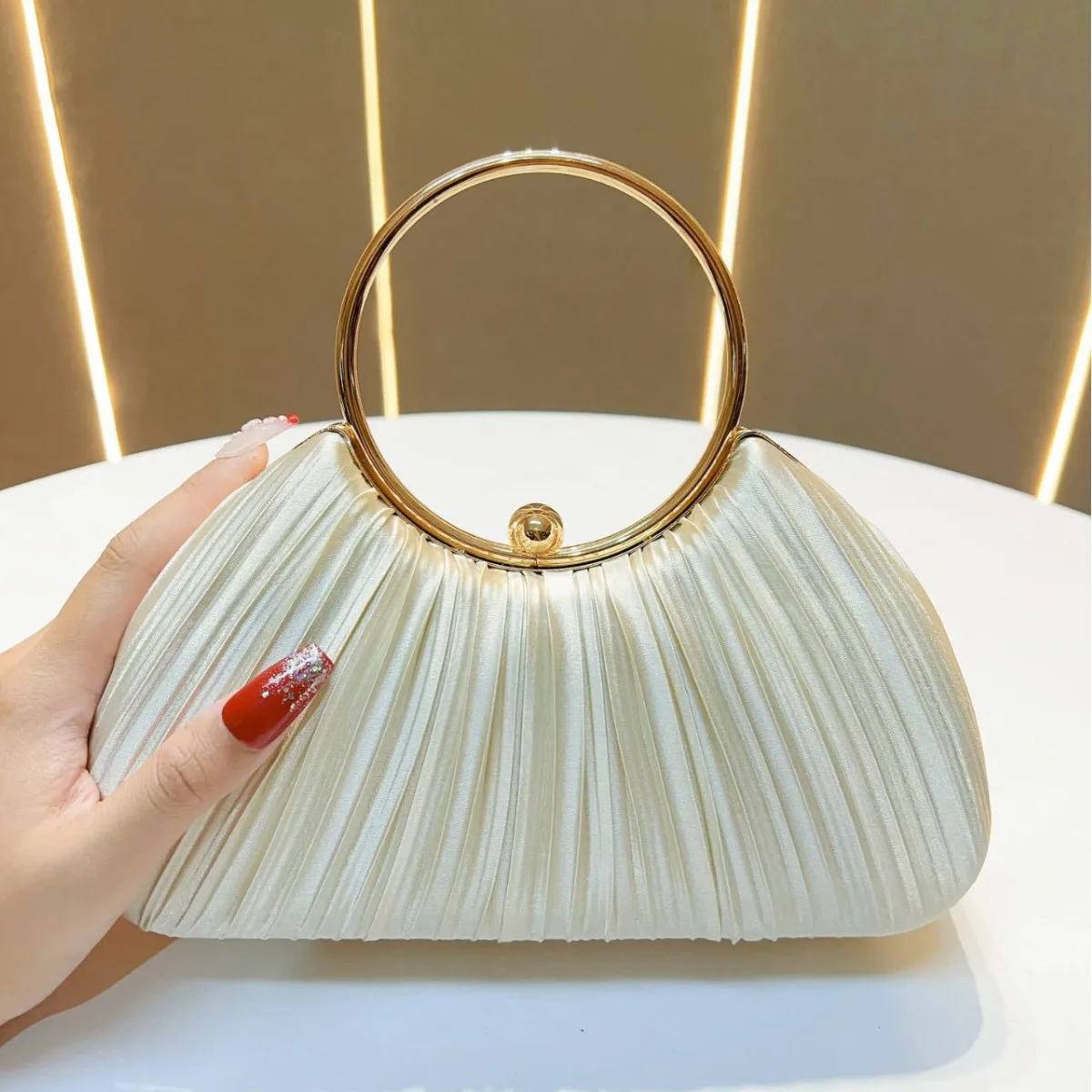 Fashionable Pleated Round Ring Evening Bag High-end Creative Women's Bag
Fashionable Pleated Round Ring Evening Bag High-end Creative Women's Bag