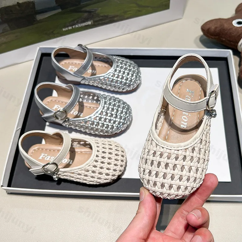Girl Sandal 2025 Summer Outdoors Beach Shoes Kids Princess Half Sandals Fashion Woven Children Causal Hollow-out Flat Shoes
Girl Sandal 2025 Summer Outdoors Beach Shoes Kids Princess Half Sandals Fashion Woven Children Causal Hollow-out Flat Shoes