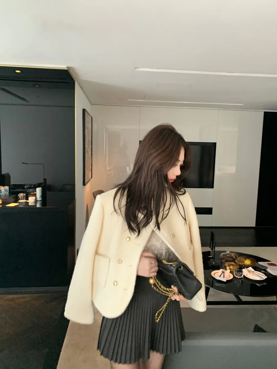 Quilted Woolen Short Coat Women's Fashion round Neck Double Breasted Retro Style Autumn Winter Thickened Cotton Lined Jacket
Quilted Woolen Short Coat Women's Fashion round Neck Double Breasted Retro Style Autumn Winter Thickened Cotton Lined Jacket