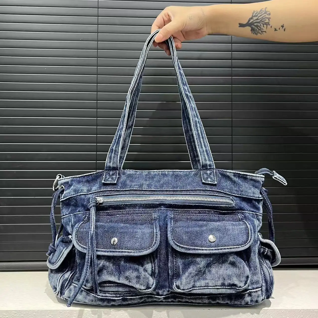 Women's Fashion Denim Washed Denim Handbag Multi-Pocket Distressed Gradient Shoulder Bag
Women's Fashion Denim Washed Denim Handbag Multi-Pocket Distressed Gradient Shoulder Bag