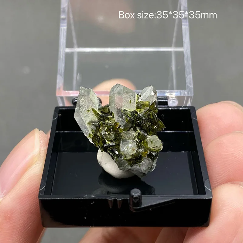 100% natural green epidote and crystal symbiosis rough stone specimen healing crystal Gem collection
100% natural green epidote and crystal symbiosis rough stone specimen healing crystal Gem collection