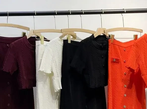 Women's new white two-piece suit with round neck short sleeve pocket cardigan or mid-length skirt
Women's new white two-piece suit with round neck short sleeve pocket cardigan or mid-length skirt