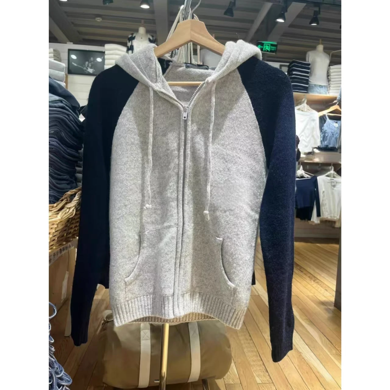 Американский вязаный кардиган с капюшоном и длинными рукавами, с вставками на плечах, для осени и зимы
Американский вязаный кардиган с капюшоном и длинными рукавами, с вставками на плечах, для осени и зимы