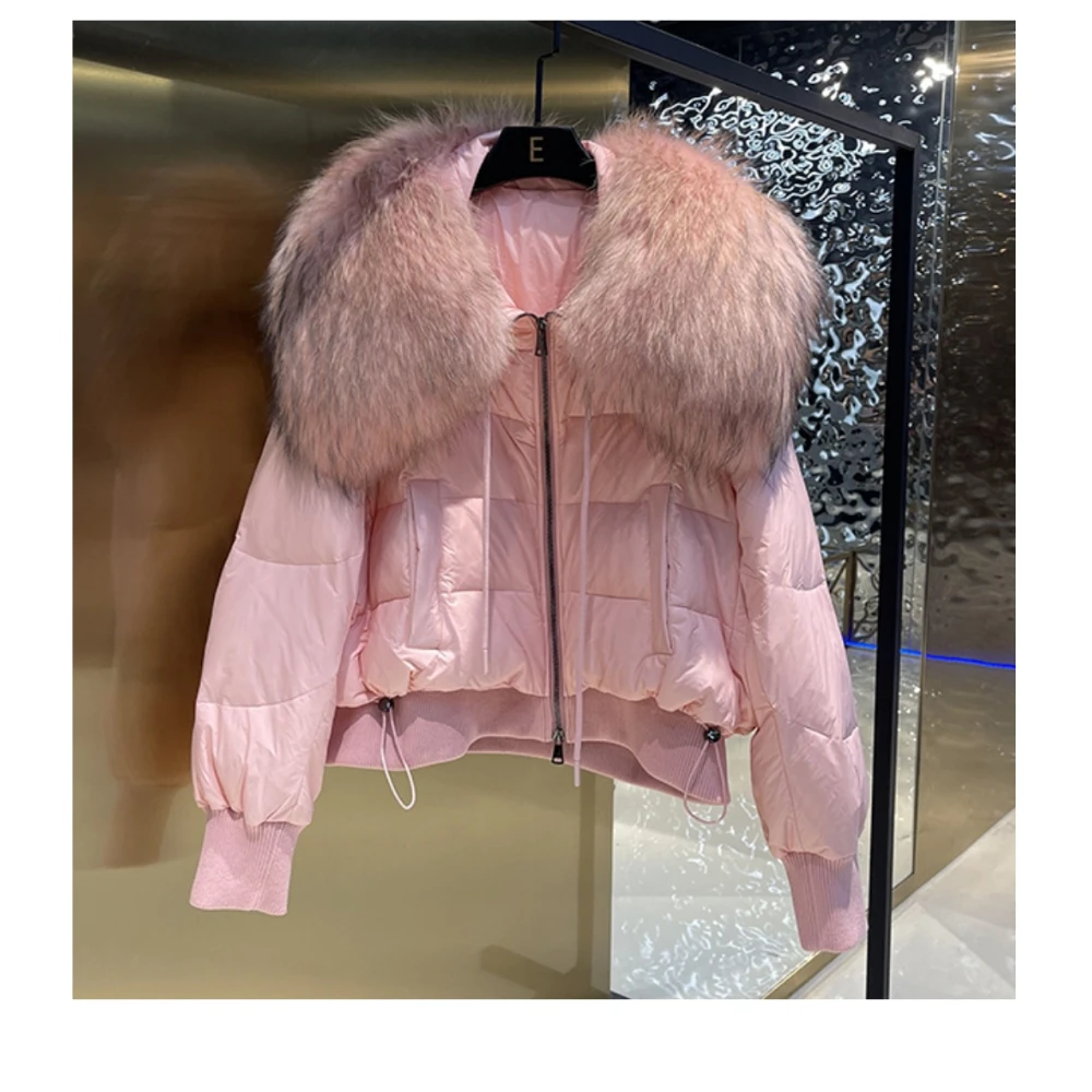 2024 Hot Sales Super Large Real Raccoon Fur Collar Fashion Outerwear Winter Women Short Thicken Warm 90% Goose Down Jacket
2024 Hot Sales Super Large Real Raccoon Fur Collar Fashion Outerwear Winter Women Short Thicken Warm 90% Goose Down Jacket