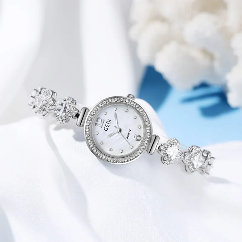 Goldie's niche light luxury bracelet watch for women, light luxury mother quartz women's watch, high-end four leaf clover watch
Goldie's niche light luxury bracelet watch for women, light luxury mother quartz women's watch, high-end four leaf clover watch