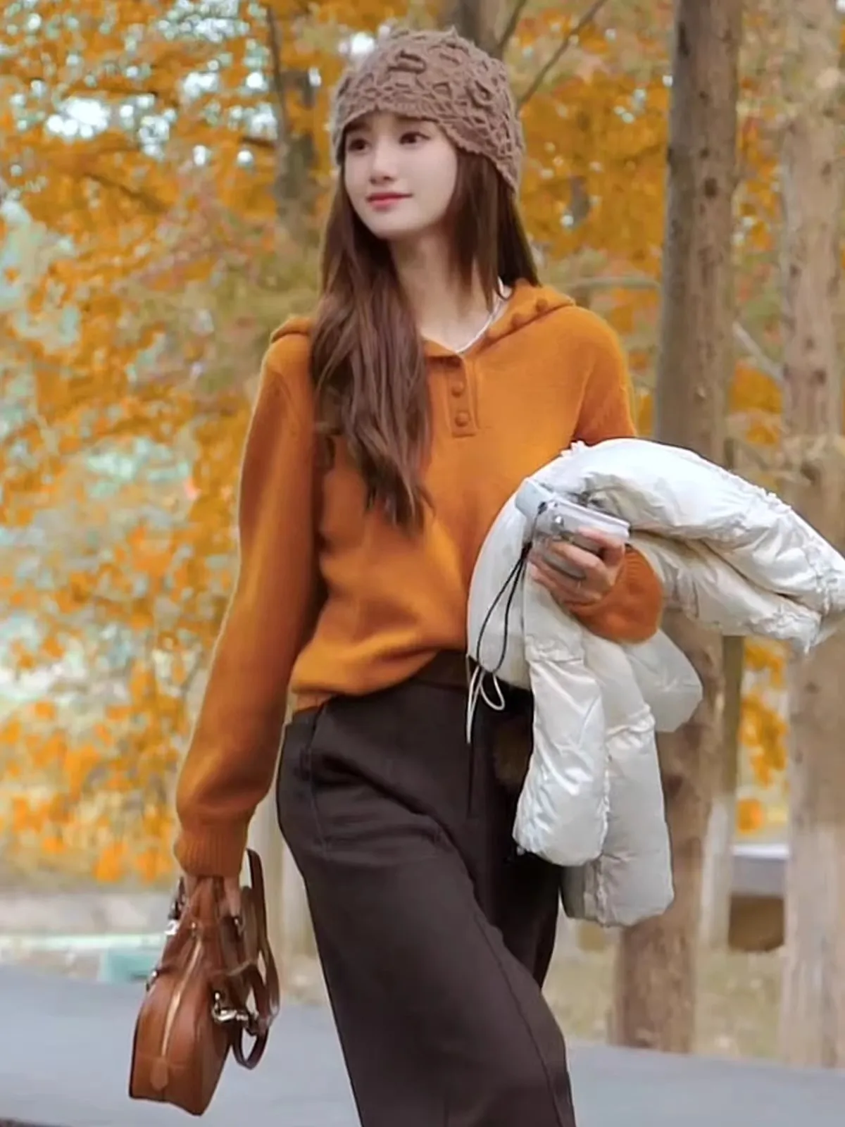 Retro Lazy Sle Single Button Hooded Long Sve Knitted Sweater Women's New 2025 Autumn Winter Loose Design Sense Top
Retro Lazy Sle Single Button Hooded Long Sve Knitted Sweater Women's New 2025 Autumn Winter Loose Design Sense Top