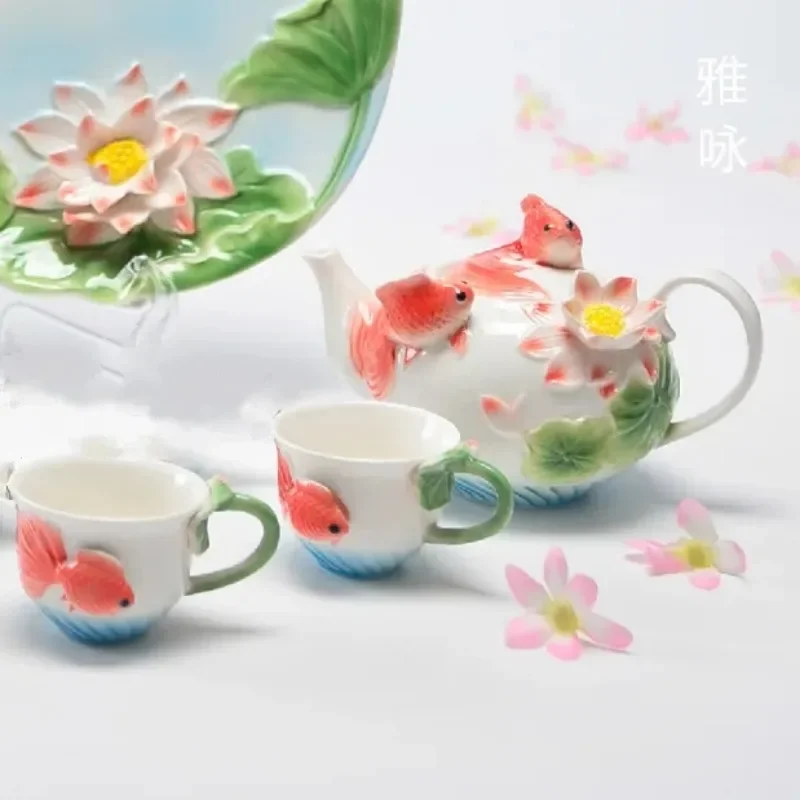 Новый 3D эмалированный кофейный чайник, креативный фарфоровый чайник Relievo Lotus, керамическая посуда для напитков из костяного фарфора
Новый 3D эмалированный кофейный чайник, креативный фарфоровый чайник Relievo Lotus, керамическая посуда для напитков из костяного фарфора