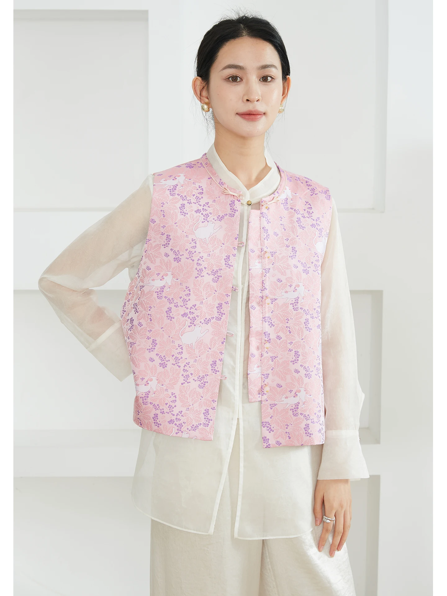 Шелковый атласный женский жилет свободного кроя в традиционном китайском стиле с цветочным узором для ранней весны, 100% шелк
Шелковый атласный женский жилет свободного кроя в традиционном китайском стиле с цветочным узором для ранней весны, 100% шелк