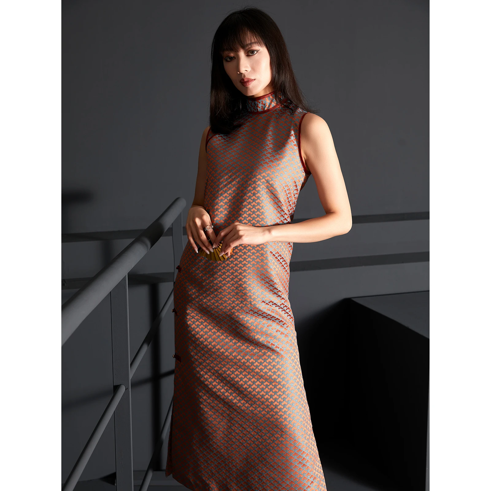 Retro Sle Floral Embroidery Maids Svel High Slit Long Qipao for Young Women Date Abstract Pattern Satin Fabric
Retro Sle Floral Embroidery Maids Svel High Slit Long Qipao for Young Women Date Abstract Pattern Satin Fabric