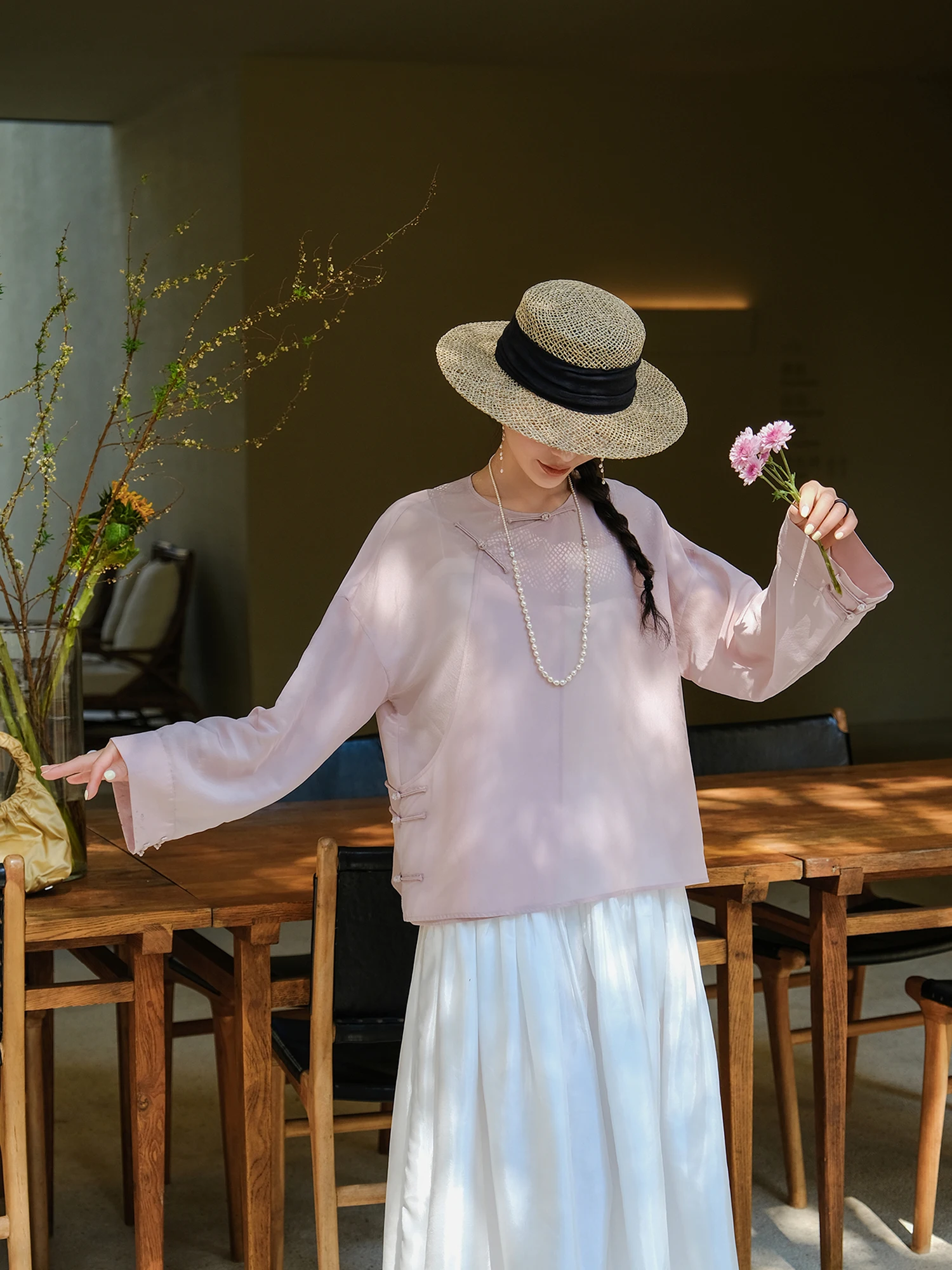 Новая классическая асимметричная блузка из шелкового сатина Mallin с жемчугом и кристаллами ручной работы, с длинными рукавами и круглым вырезом, тонкая, в китайском стиле
Новая классическая асимметричная блузка из шелкового сатина Mallin с жемчугом и кристаллами ручной работы, с длинными рукавами и круглым вырезом, тонкая, в китайском стиле