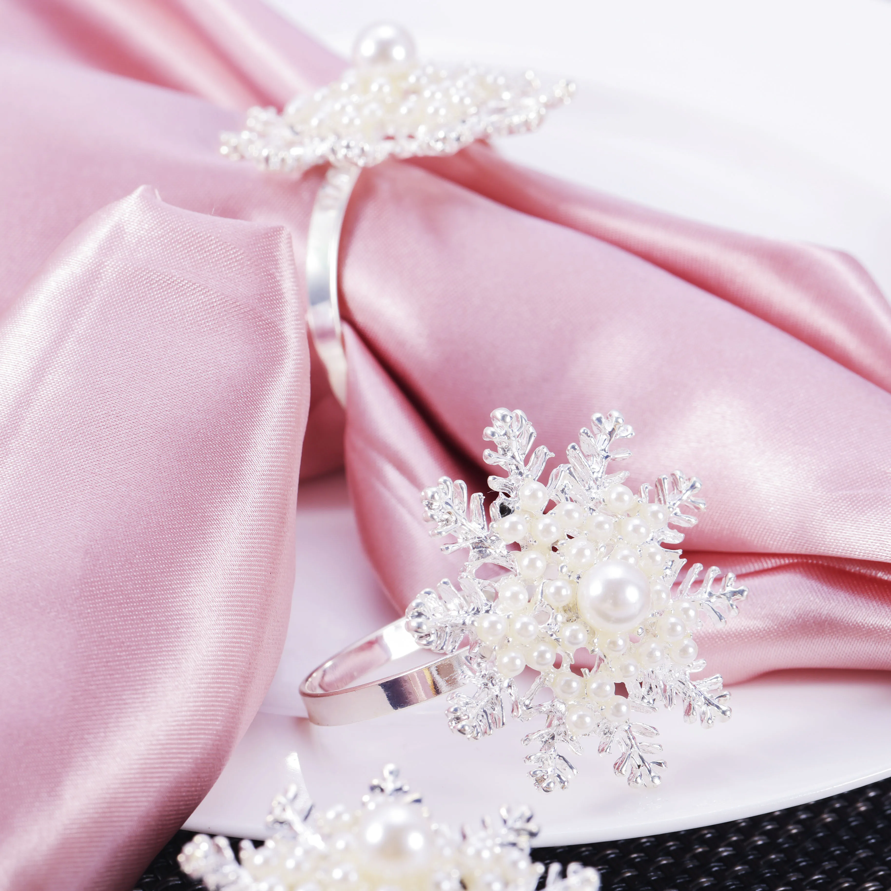6Pcs Christmas Snowflake Napkin Rings Pearl Rhinestone Alloy Modern Serviette Buckle for Holiday Hotel Dinner Winter Party
6Pcs Christmas Snowflake Napkin Rings Pearl Rhinestone Alloy Modern Serviette Buckle for Holiday Hotel Dinner Winter Party