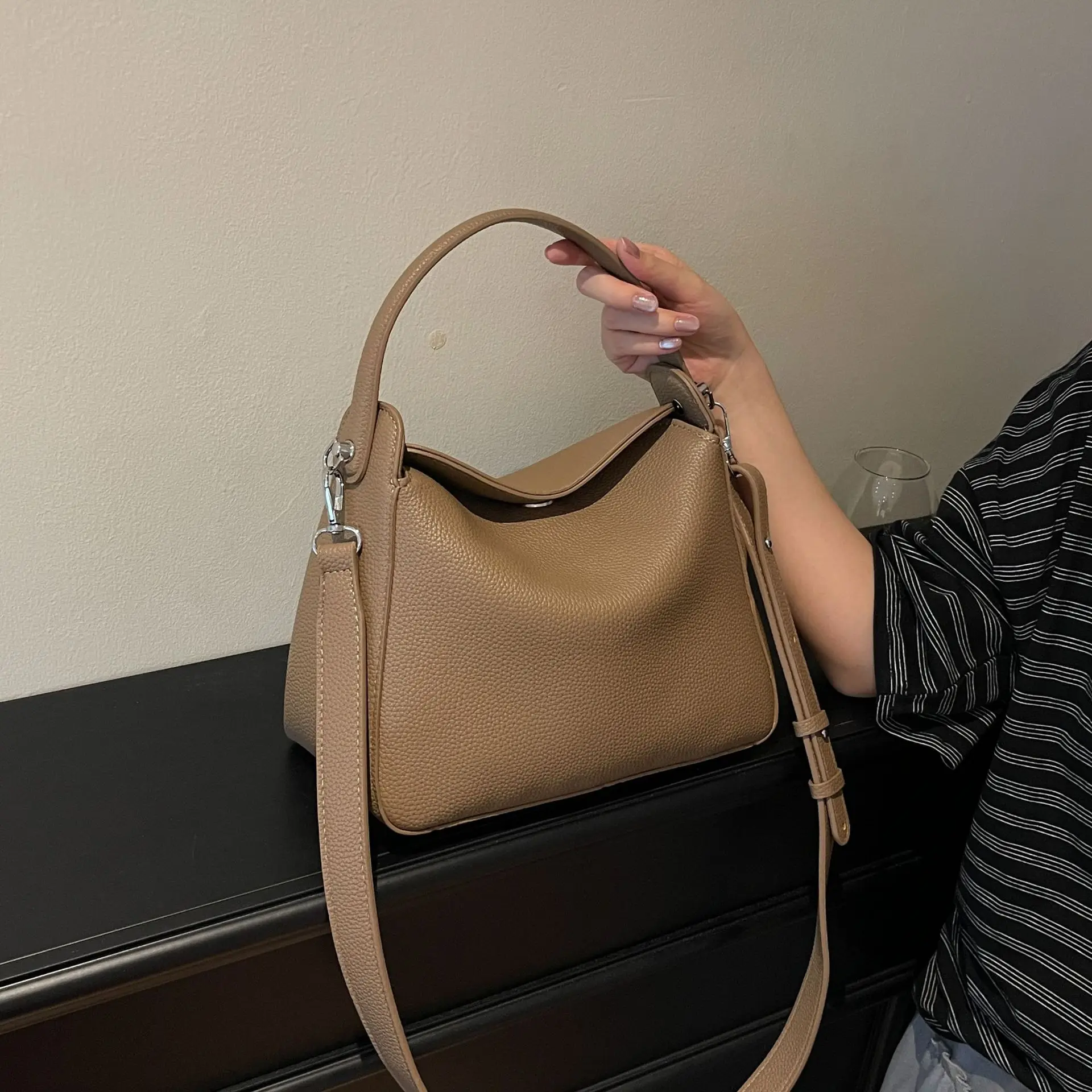 2025 Korean Casual Lunch Box Bag, Textured Leather Pillow Shoulder Bag, Minimalist Crossbody Purse for Work
2025 Korean Casual Lunch Box Bag, Textured Leather Pillow Shoulder Bag, Minimalist Crossbody Purse for Work