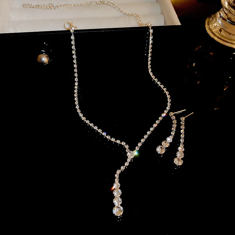 Набор украшений: колье с круглыми стразами и кисточками, тонкие блестящие серьги-капли для женщин, подарки для вечеринок, свадебная коллекция, комплект B
Набор украшений: колье с круглыми стразами и кисточками, тонкие блестящие серьги-капли для женщин, подарки для вечеринок, свадебная коллекция, комплект B