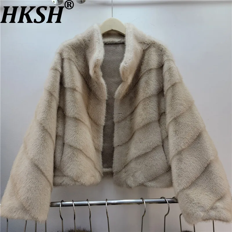 HKSH 2025 зимнее новое женское пальто из искусственного меха с воротником-стойкой в полоску, роскошная темпераментная высококачественная короткая теплая утепленная куртка HK16070
HKSH 2025 зимнее новое женское пальто из искусственного меха с воротником-стойкой в полоску, роскошная темпераментная высококачественная короткая теплая утепленная куртка HK16070