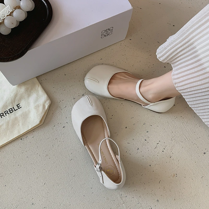 2026 Summer Wear Simple Flat Women's Baotou Sandals
2026 Summer Wear Simple Flat Women's Baotou Sandals
