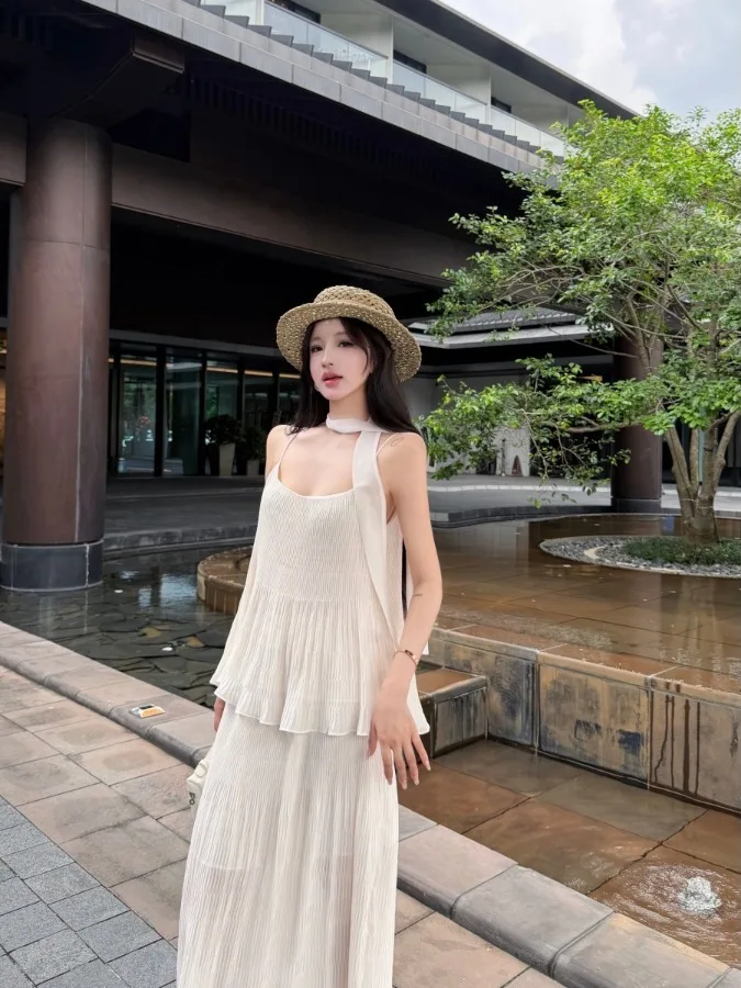 Gentle Wind Chiffon Three-piece Set Slimming High-waisted Elastic Skirt Summer Slim-fit Style Sleeveless Women's Fashion Set
Gentle Wind Chiffon Three-piece Set Slimming High-waisted Elastic Skirt Summer Slim-fit Style Sleeveless Women's Fashion Set