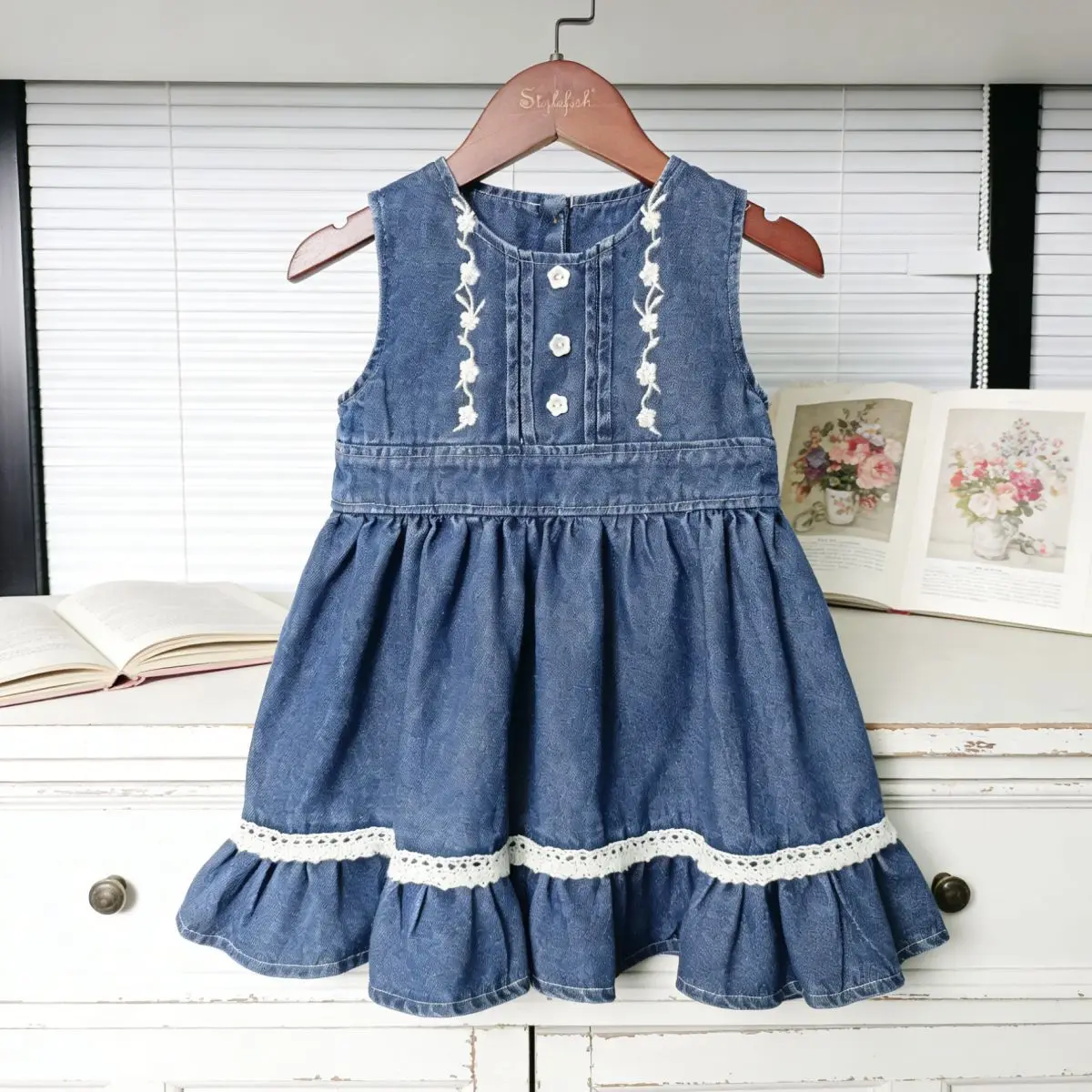 2026 Summer New Children Sleeveless Denim Dress Girls Lace Embroidery Strap Dress Baby Girl Princess Dress Kids Clothes
2026 Summer New Children Sleeveless Denim Dress Girls Lace Embroidery Strap Dress Baby Girl Princess Dress Kids Clothes