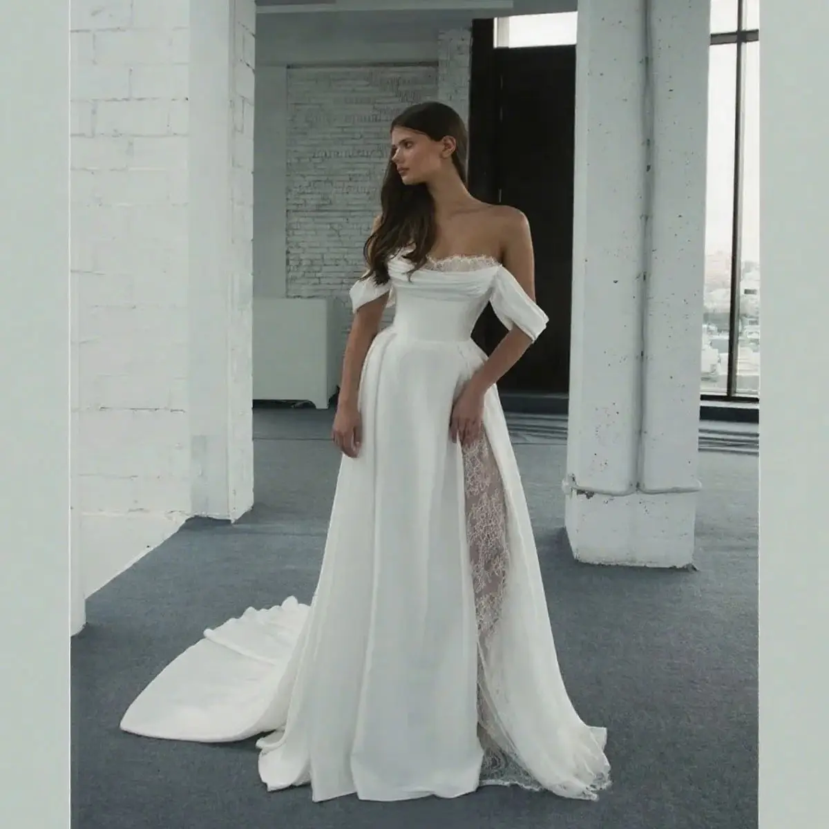 Customized Silk Satin Off-Shoulder A-Line Wedding Dress with Open Back Zipper Side Slit Floor-Length Sweep Train for Bride 2025
Customized Silk Satin Off-Shoulder A-Line Wedding Dress with Open Back Zipper Side Slit Floor-Length Sweep Train for Bride 2025