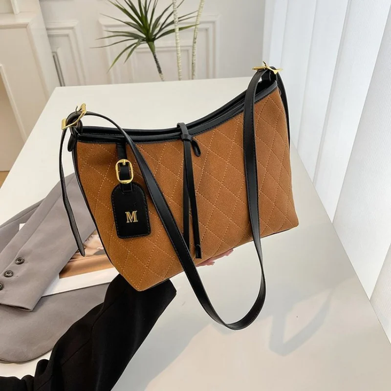 Ladies Messenger Bag Crafted From Premium Leather Boasting Casual High-End Lasting Look
Ladies Messenger Bag Crafted From Premium Leather Boasting Casual High-End Lasting Look