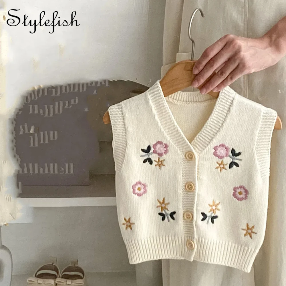 Autumn new 0-3 year old baby clothing, delicate flower embroidery, V-neck knitted pure cotton vest for baby girls
Autumn new 0-3 year old baby clothing, delicate flower embroidery, V-neck knitted pure cotton vest for baby girls