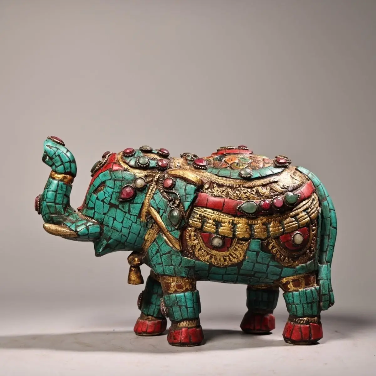 Xizang received pure copper inlaid with precious stones, painted gold, Taiping elephant weighs 2.kg high 14 cm long 20 cm
Xizang received pure copper inlaid with precious stones, painted gold, Taiping elephant weighs 2.kg high 14 cm long 20 cm
