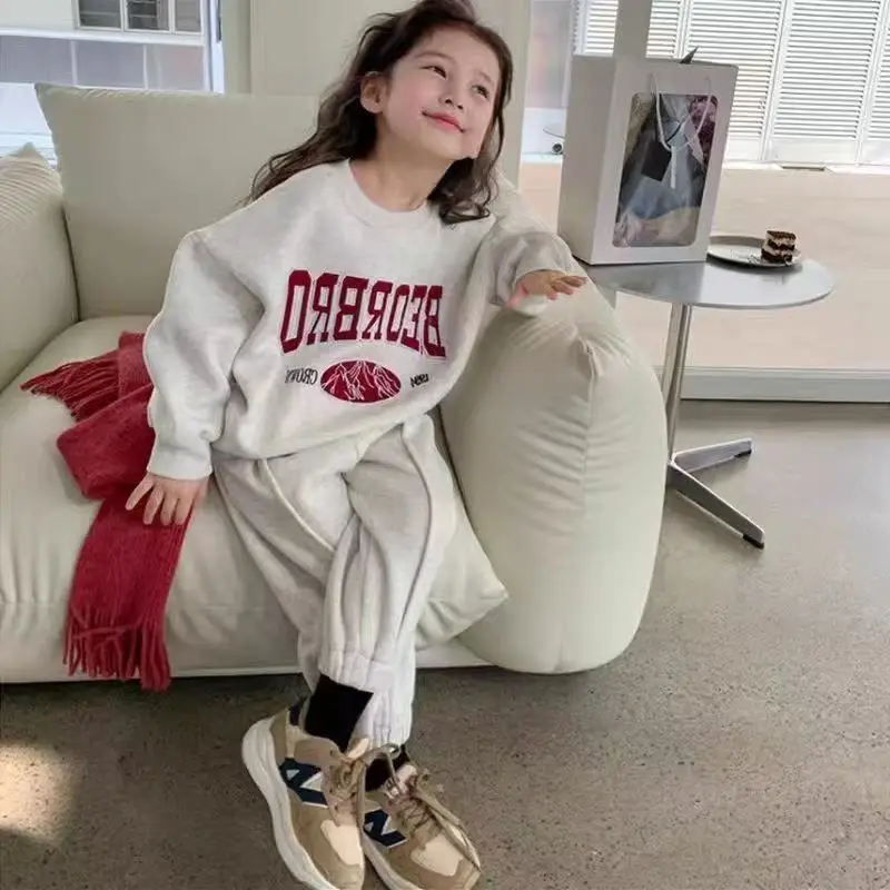 Spring and Autumn Baby Girls' Set 2025 New Children's Round Neck Letter Sports Shirt Pants Two-piece Set
Spring and Autumn Baby Girls' Set 2025 New Children's Round Neck Letter Sports Shirt Pants Two-piece Set