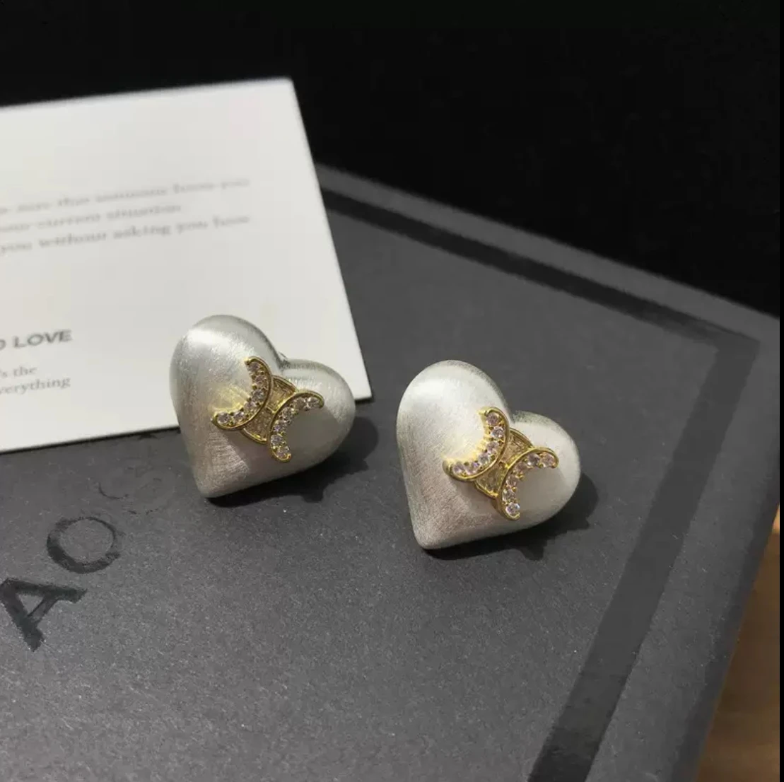 Luxury niche design metal ribbon love letter earrings high-end temperament cool wind stud earrings for women
Luxury niche design metal ribbon love letter earrings high-end temperament cool wind stud earrings for women