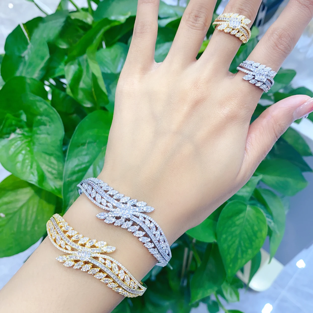 Роскошный комплект Soramoore из 2 предметов с браслетом и кольцом из Дубая, Модные Ювелирные наборы для женщин, Свадебные обручальные серьги для женщин 2023
Роскошный комплект Soramoore из 2 предметов с браслетом и кольцом из Дубая, Модные Ювелирные наборы для женщин, Свадебные обручальные серьги для женщин 2023