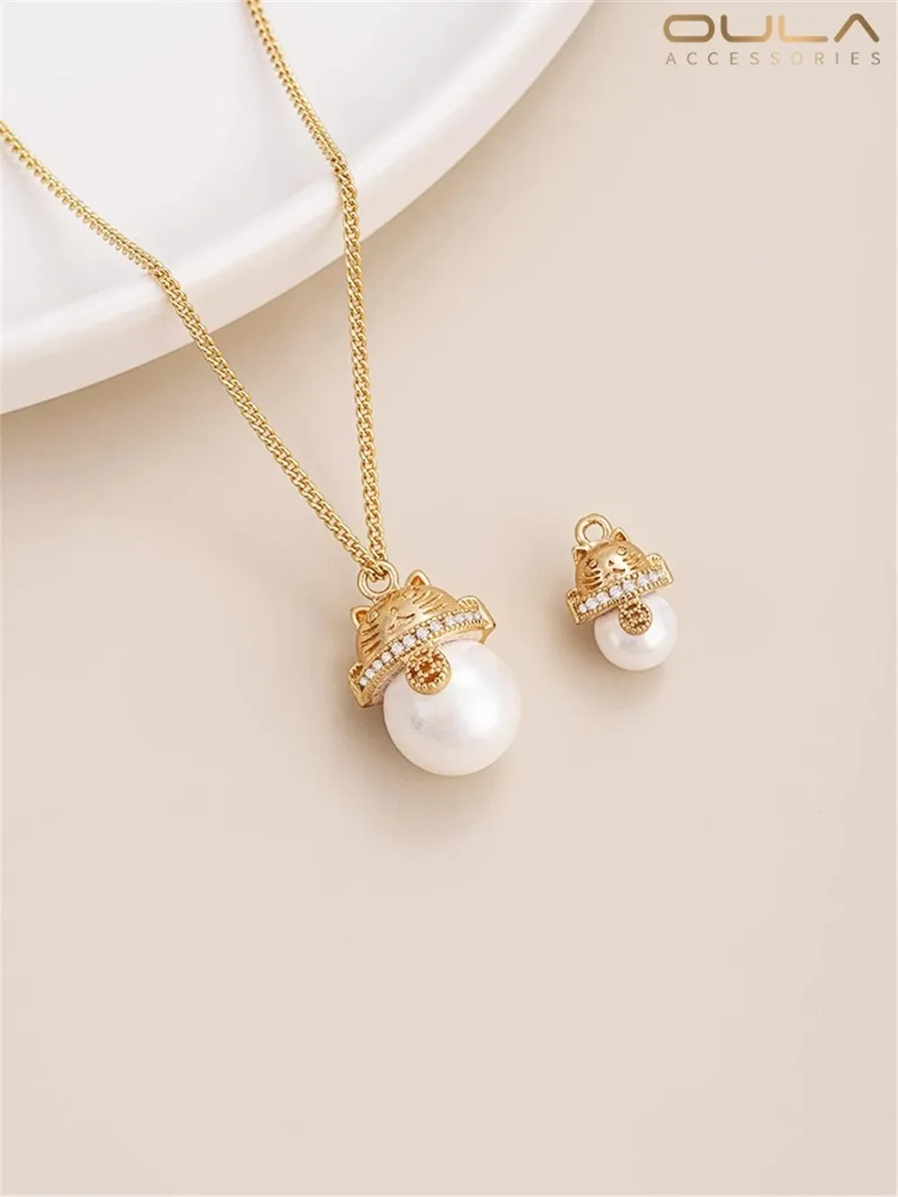 14K Gold-Color Plated Zircon Fortune Cat Round Pearl Pendant Diy Viscose Crystal Pearl Half Hole with Needle Bead Holder
14K Gold-Color Plated Zircon Fortune Cat Round Pearl Pendant Diy Viscose Crystal Pearl Half Hole with Needle Bead Holder