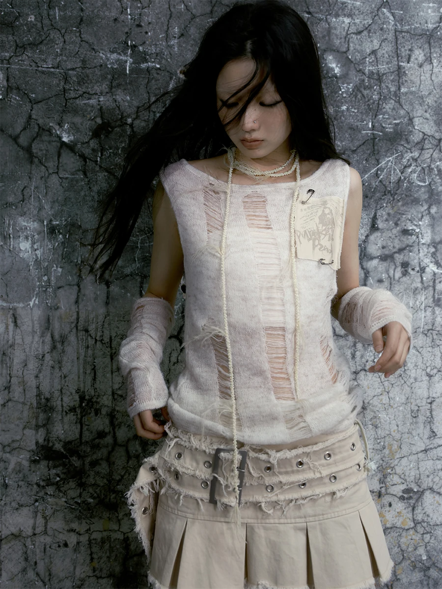2023ss Hollow Out Sweater Vest Wool Retro Tattered Jeans White Sleeveless T-shirt Designer Street Trend Women Tops Y2k Top
2023ss Hollow Out Sweater Vest Wool Retro Tattered Jeans White Sleeveless T-shirt Designer Street Trend Women Tops Y2k Top
