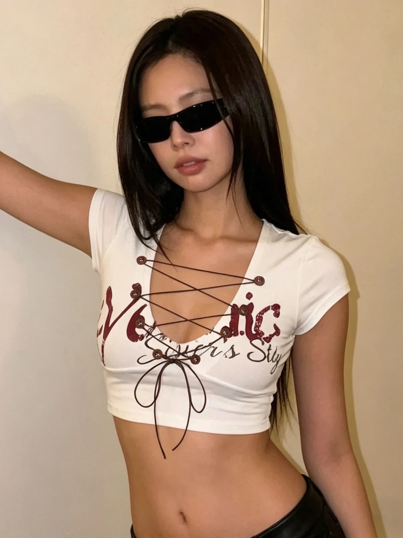 WEEKEEP Jennie American Style Sexy Short Top Cross Strap Print Slim Fit Belly Baring Dance T-Shirt Streetwear V-Neck Ultra-Short
WEEKEEP Jennie American Style Sexy Short Top Cross Strap Print Slim Fit Belly Baring Dance T-Shirt Streetwear V-Neck Ultra-Short