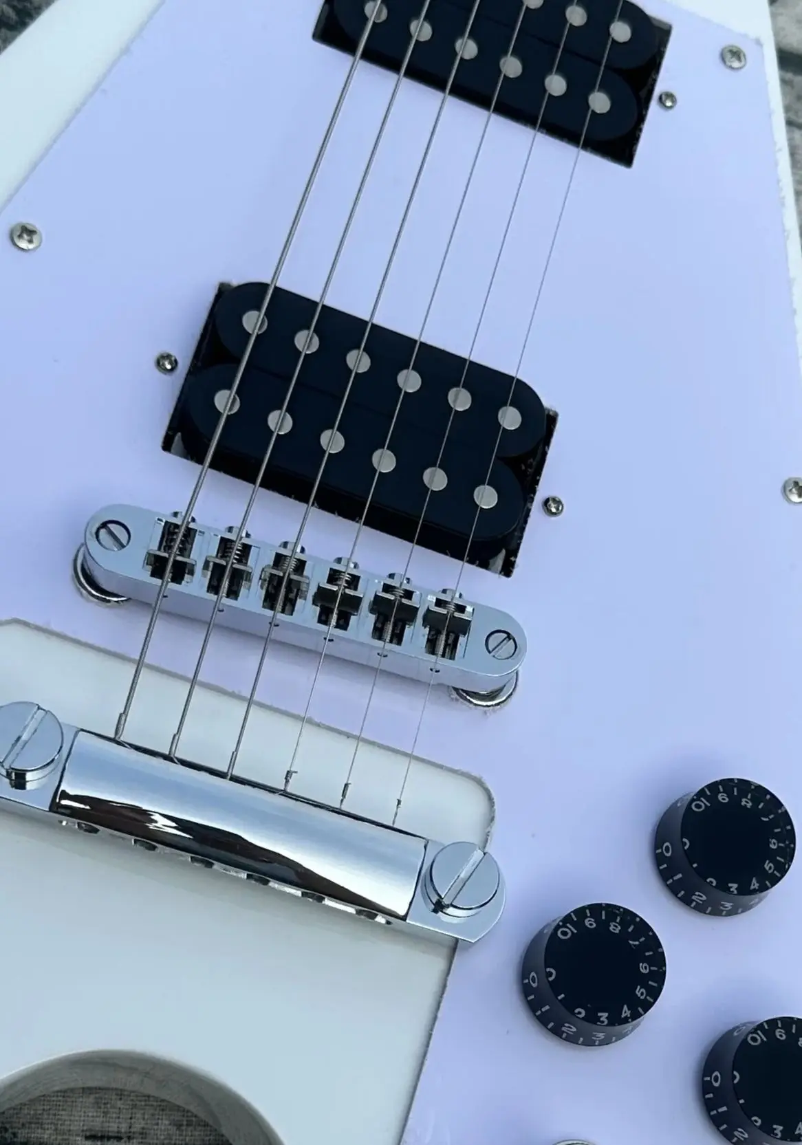 Irregular electric guitar, white flying V, black open pickup, imported wood and paint, shiny, in stock, fast shipping
Irregular electric guitar, white flying V, black open pickup, imported wood and paint, shiny, in stock, fast shipping