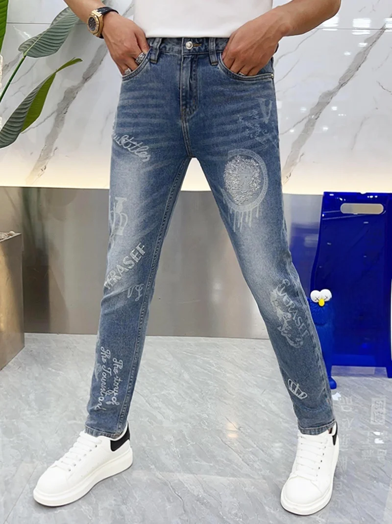 Летние мужские джинсы Slim Fit с модным принтом, тонкие, синие, повседневные, универсальные, с термотрансферным рисунком, длинные брюки со средней посадкой на молнии
Летние мужские джинсы Slim Fit с модным принтом, тонкие, синие, повседневные, универсальные, с термотрансферным рисунком, длинные брюки со средней посадкой на молнии