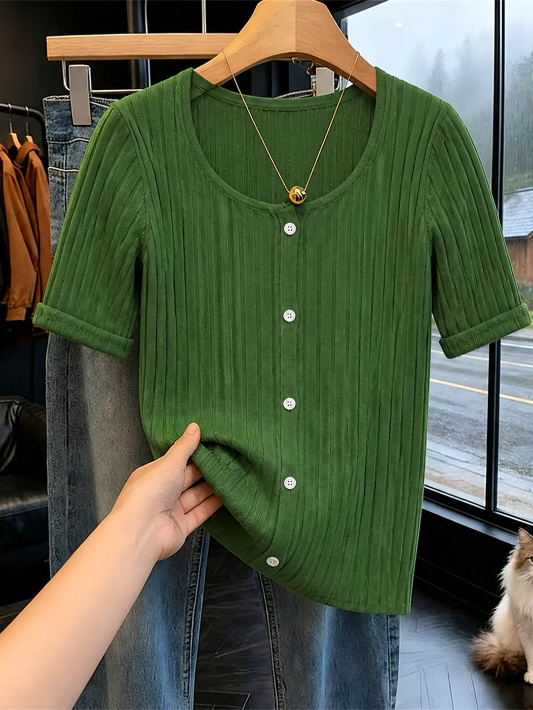 Chic Korean Style Pure Color Soft Skin-Friendly Knitted Top Single Button Design Summer 2026 Women's Fashion Silk Blouse
Chic Korean Style Pure Color Soft Skin-Friendly Knitted Top Single Button Design Summer 2026 Women's Fashion Silk Blouse
