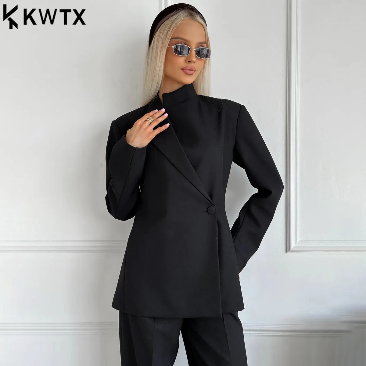 Женский блейзер, широкие брюки, асимметричная пуговица, нестандартный вырез, плотная ткань, элегантный минималистичный повседневный удобный дизайнерский вариант премиум-класса
Женский блейзер, широкие брюки, асимметричная пуговица, нестандартный вырез, плотная ткань, элегантный минималистичный повседневный удобный дизайнерский вариант премиум-класса