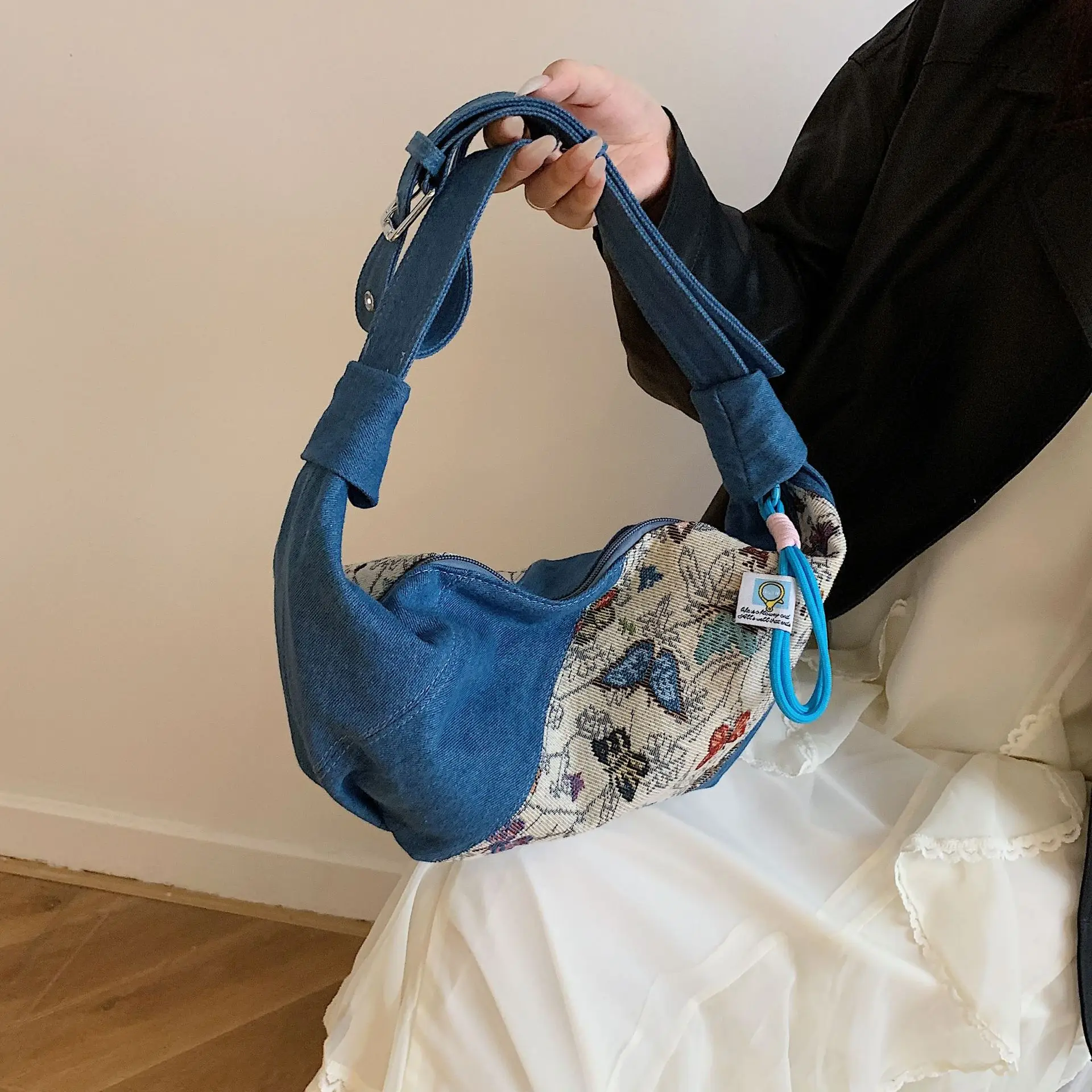 Butterfly Embroidery Crossbody Bag Lightweight Adjustable Commuting Embroidery Simple Design Women Shoulder Crossbody Bag
Butterfly Embroidery Crossbody Bag Lightweight Adjustable Commuting Embroidery Simple Design Women Shoulder Crossbody Bag